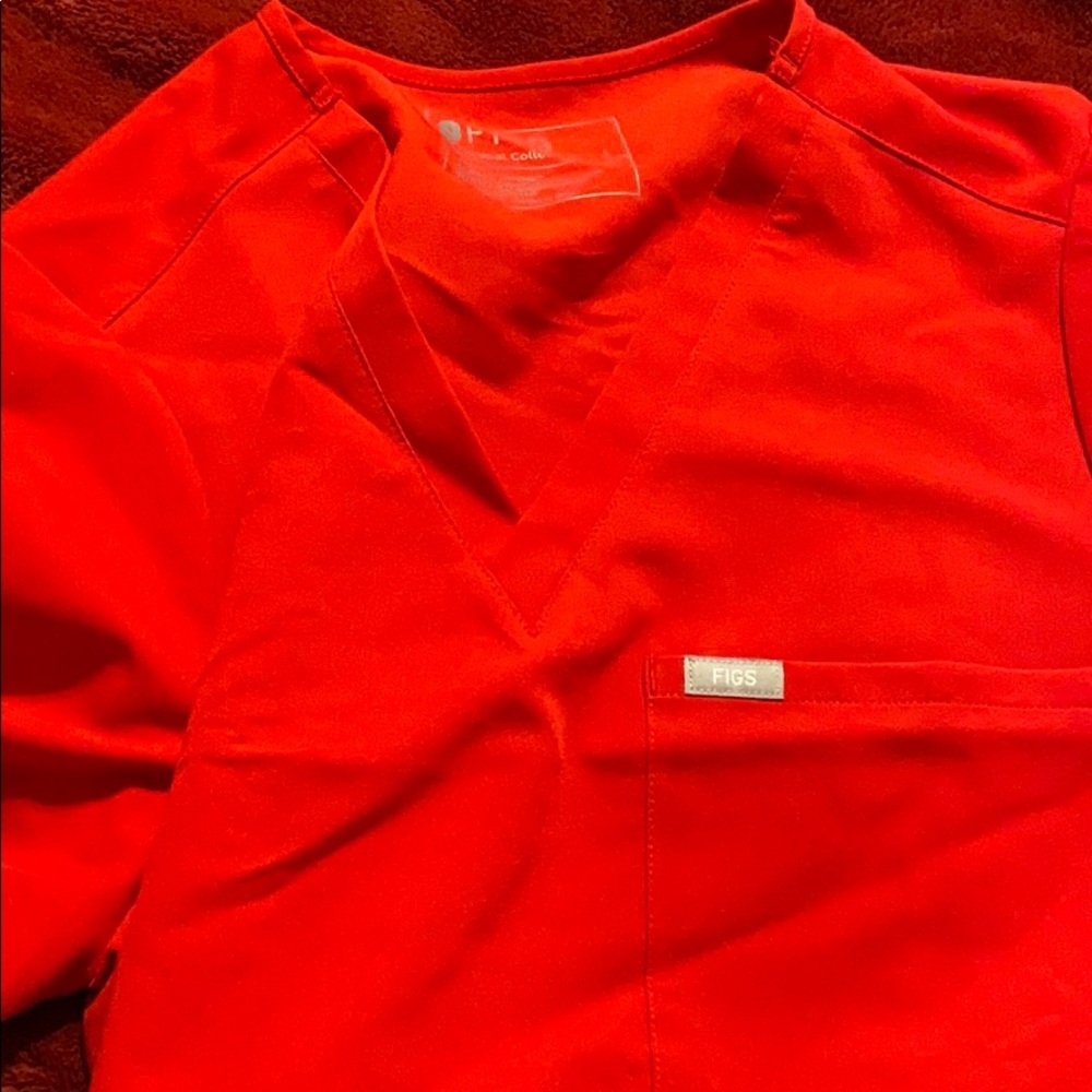 FIGS 2 pocket top brand new no tags size large
